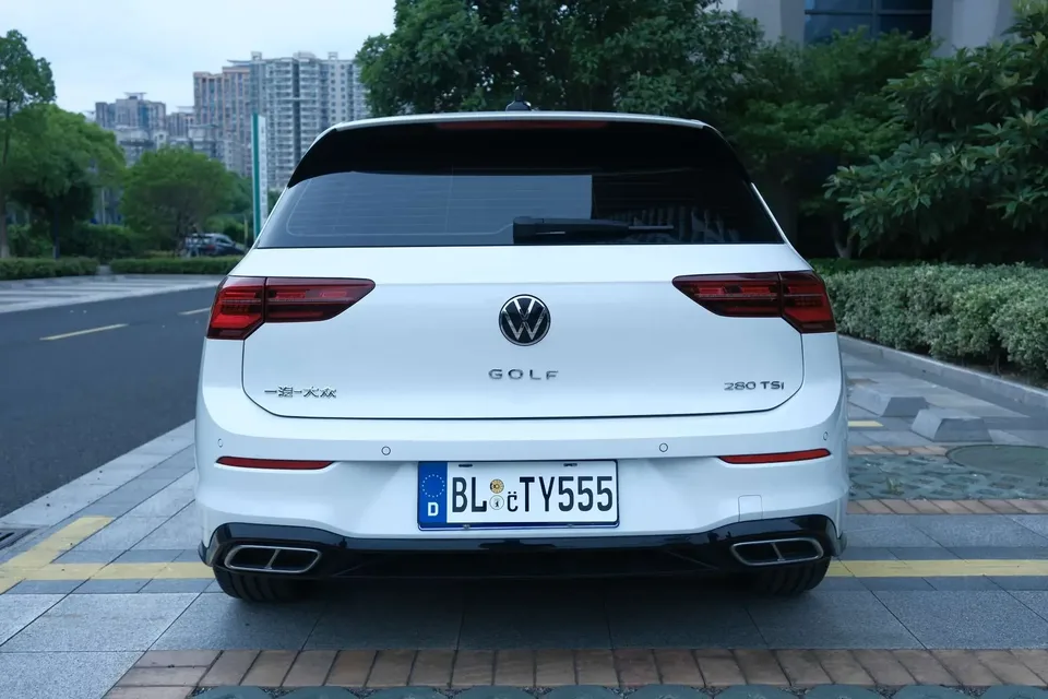Volkswagen Golf golf 2023 280TSI DSG R-Line facelift 2024 — thumbnail 2