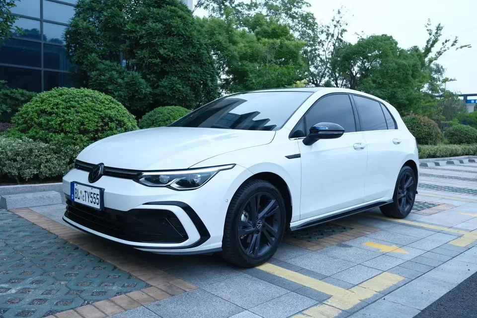 Volkswagen Golf golf 2023 280TSI DSG R-Line facelift 2024 — photo 1, buy with delivery to Moscow