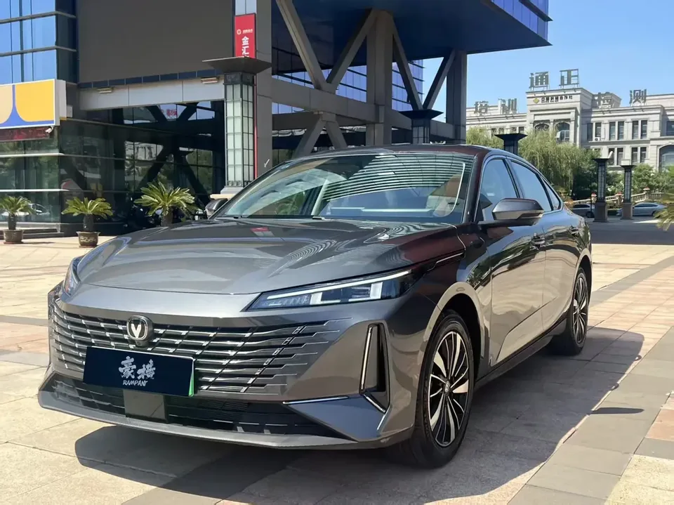 Changan Eado PHEV Eado PHEV 2025 Smart New Blue Whale 145KM Battleship Edition 2025 — photo 1, buy with delivery to Moscow