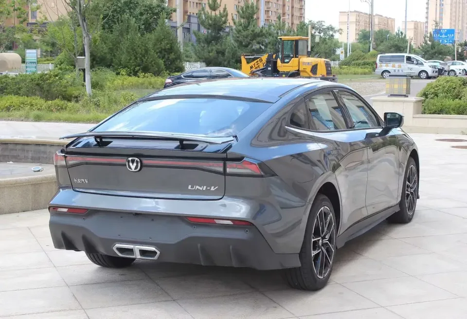 Changan UNI-V Smart Electric iDD Changan UNI-V Smart Electric iDD 2024 Blue Whale iDD 136km Smart Cool 2025 — thumbnail 2
