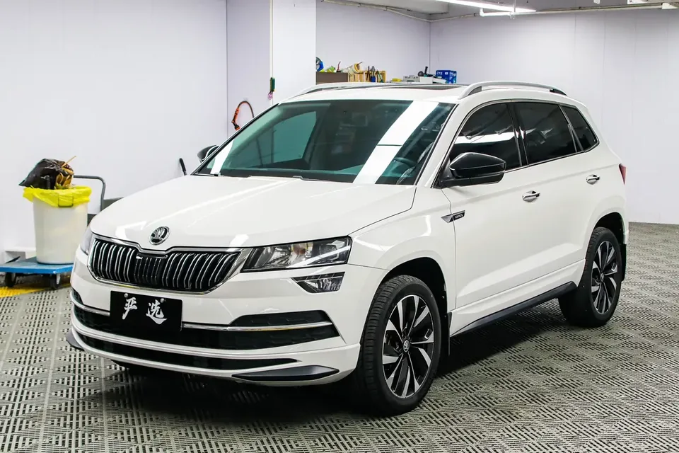 Skoda Karoq Korok 2022 TSI280 Premium Edition 2022 — photo 1, buy with delivery to Moscow
