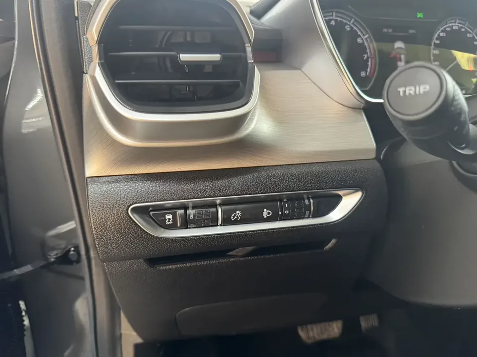 Geely Coolray SX11 Binyue 2021 240T DCT Platinum Edition 2022 — thumbnail 4