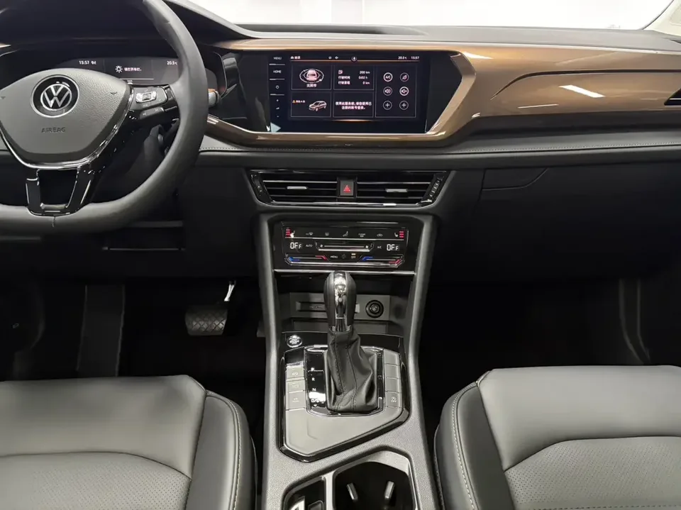 Volkswagen Tharu tuyue 2022 280TSI 2WD Deluxe Edition 2023 — thumbnail 3