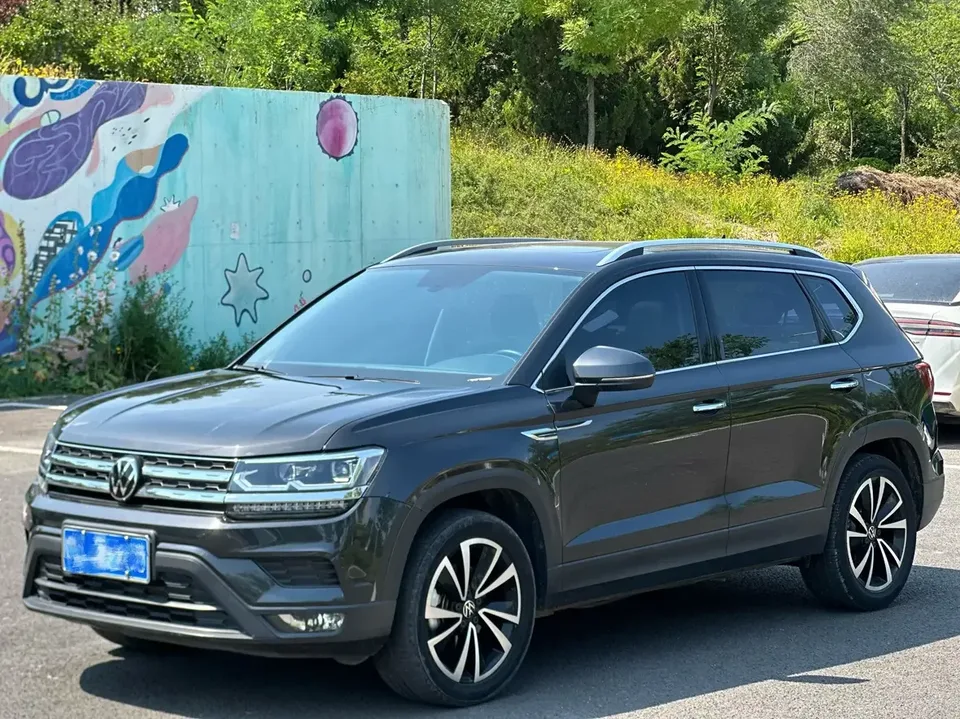 Volkswagen Tharu tuyue 2022 280TSI 2WD Deluxe Edition 2023 — photo 1, buy with delivery to Moscow
