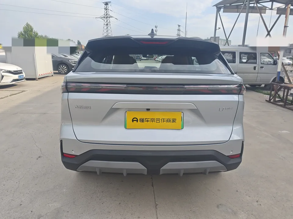 Geely Galaxy L7 Galaxy L7 2025 1.5L EM-i 115km Exploration+ Edition 2025 — thumbnail 2