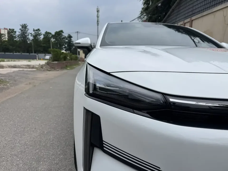 Geely Galaxy L6 Galaxy L6 2023 1.5T DHT 60km PLUS 2023 — thumbnail 3