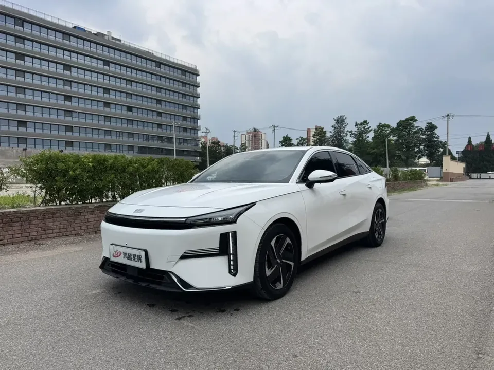 Geely Galaxy L6 Galaxy L6 2023 1.5T DHT 60km PLUS 2023 — photo 1, buy with delivery to Moscow