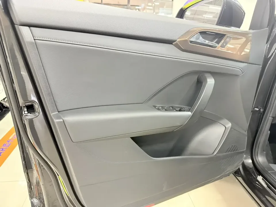 Volkswagen Tharu tuyue 2022 280TSI 2WD Deluxe Edition 2022 — thumbnail 3