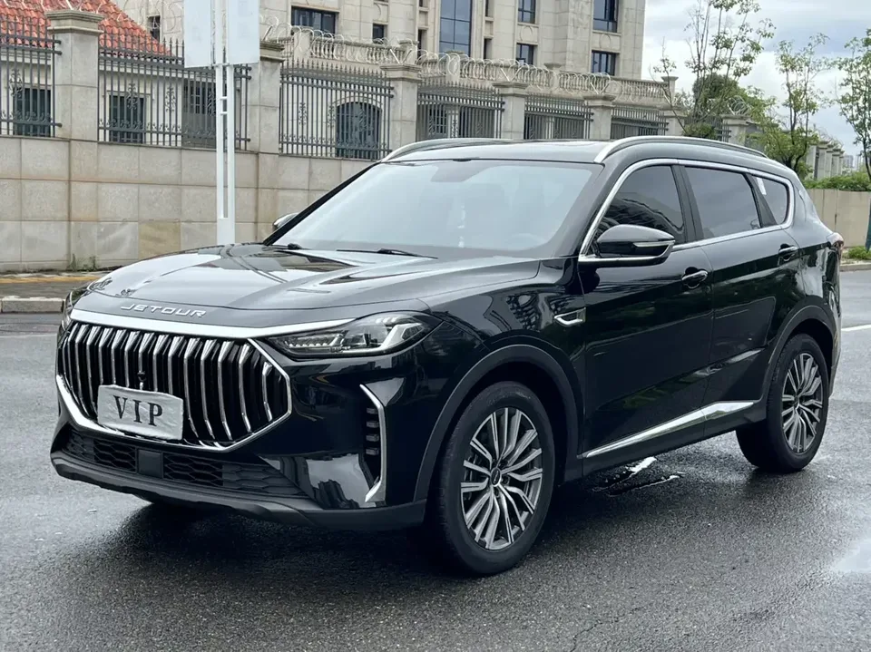 Jetour Jietu X70 PLUS Jietu X70 PLUS 2023 1.5T DCT Brave PLUS 7-seater 2023 — photo 1, buy with delivery to Moscow