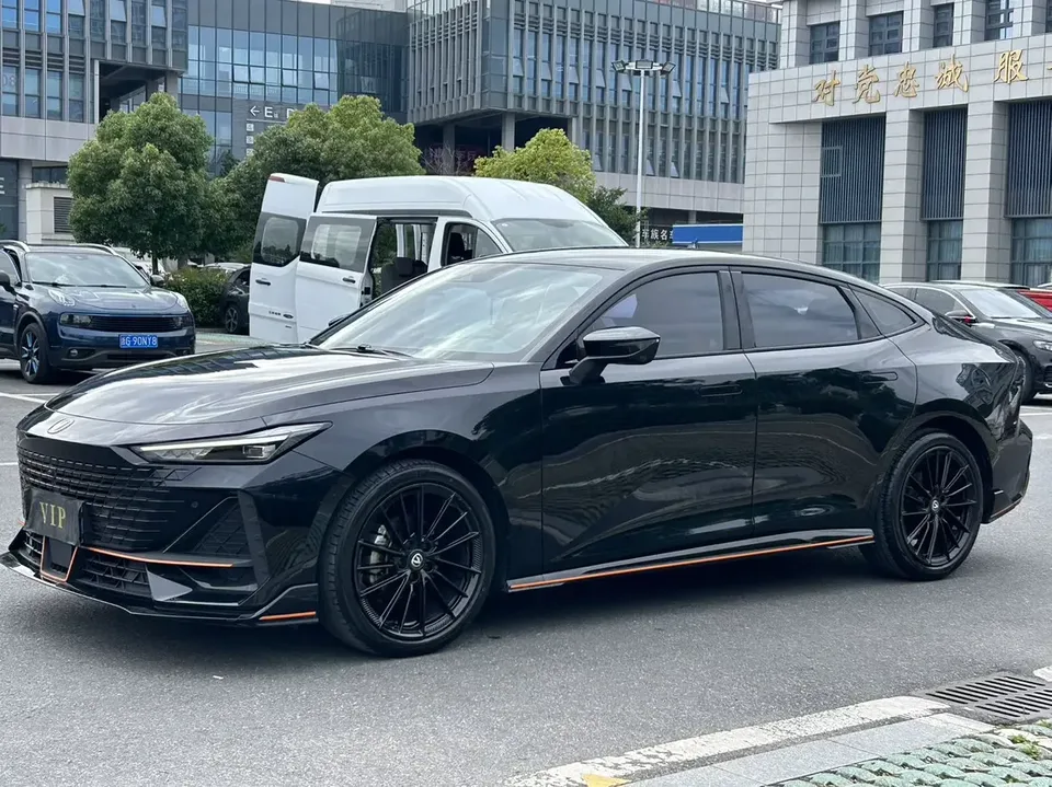 Changan UNI-V Changan UNI-V 2023 1.5T Smart Pilot 2023 — photo 1, buy with delivery to Moscow