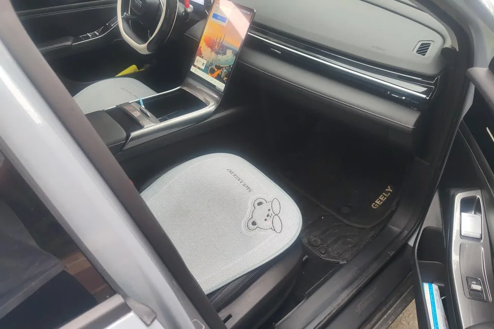 Geely Galaxy L6 Galaxy L6 2024 Longteng version 1.5T DHT 125km PLUS 2024 — thumbnail 3