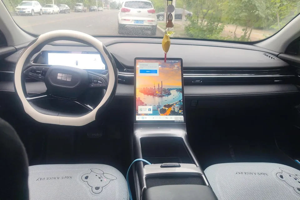 Geely Galaxy L6 Galaxy L6 2024 Longteng version 1.5T DHT 125km PLUS 2024 — thumbnail 4