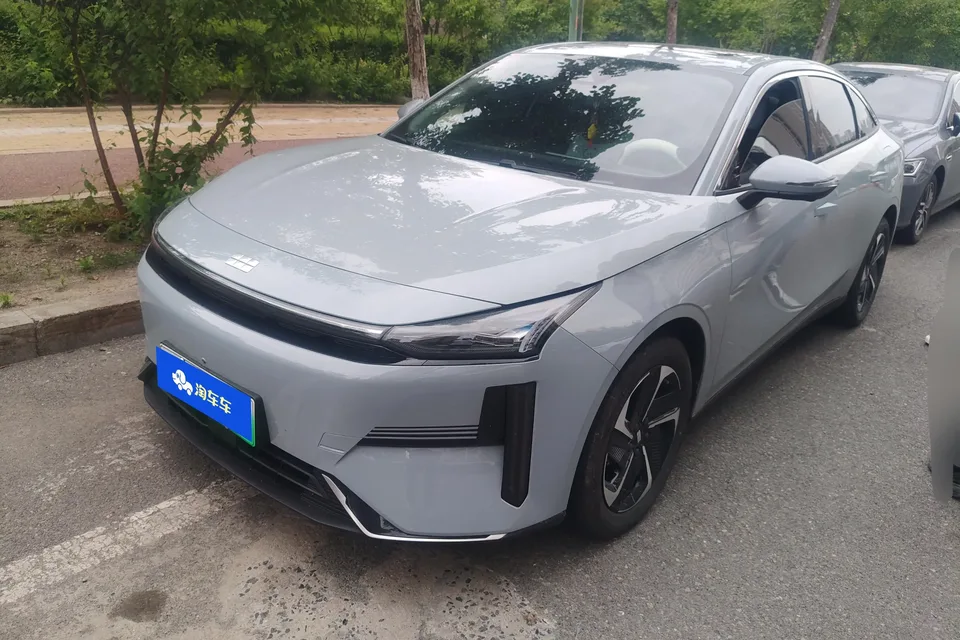 Geely Galaxy L6 Galaxy L6 2024 Longteng version 1.5T DHT 125km PLUS 2024 — photo 1, buy with delivery to Moscow