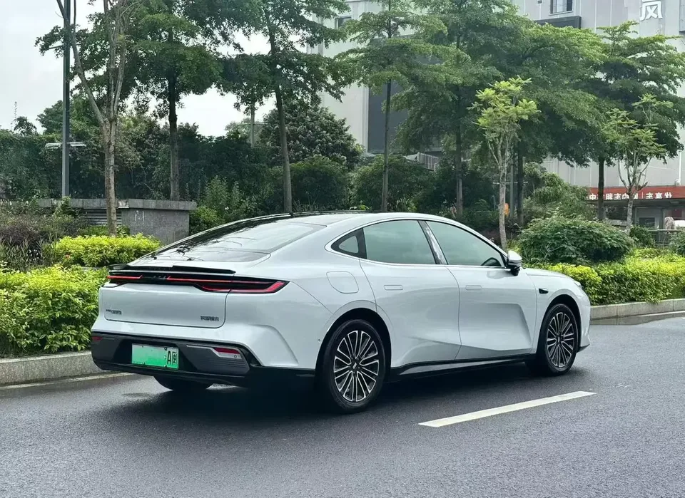 Geely Galaxy Star 8 PHEV Galaxy Star 8 PHEV 2025 130km EM-i Premium Edition 2025 — thumbnail 2