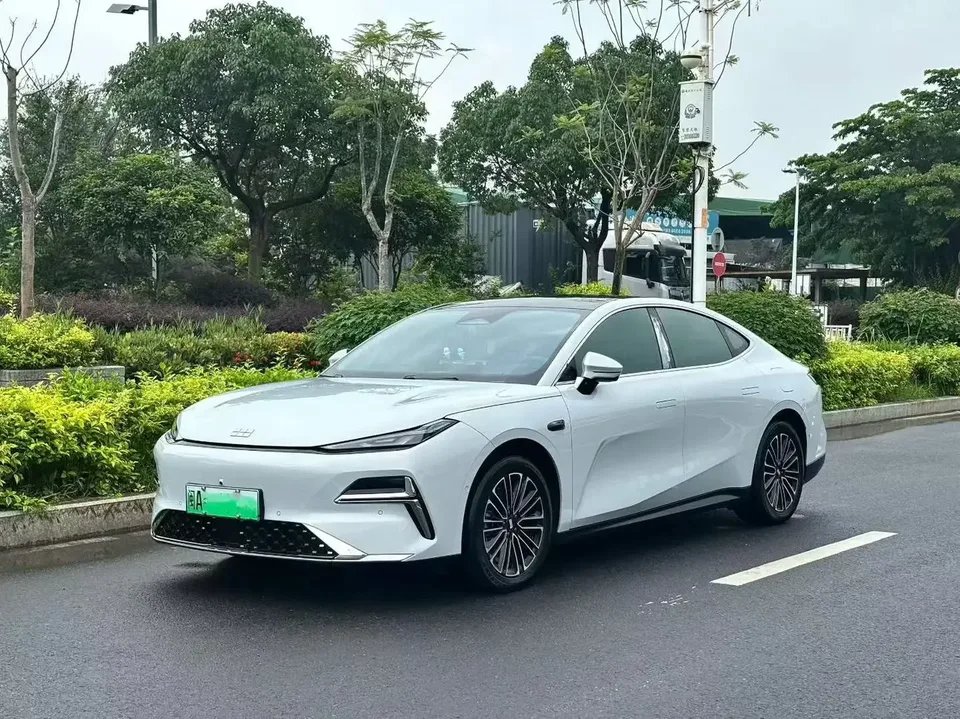 Geely Galaxy Star 8 PHEV Galaxy Star 8 PHEV 2025 130km EM-i Premium Edition 2025 — photo 1, buy with delivery to Moscow