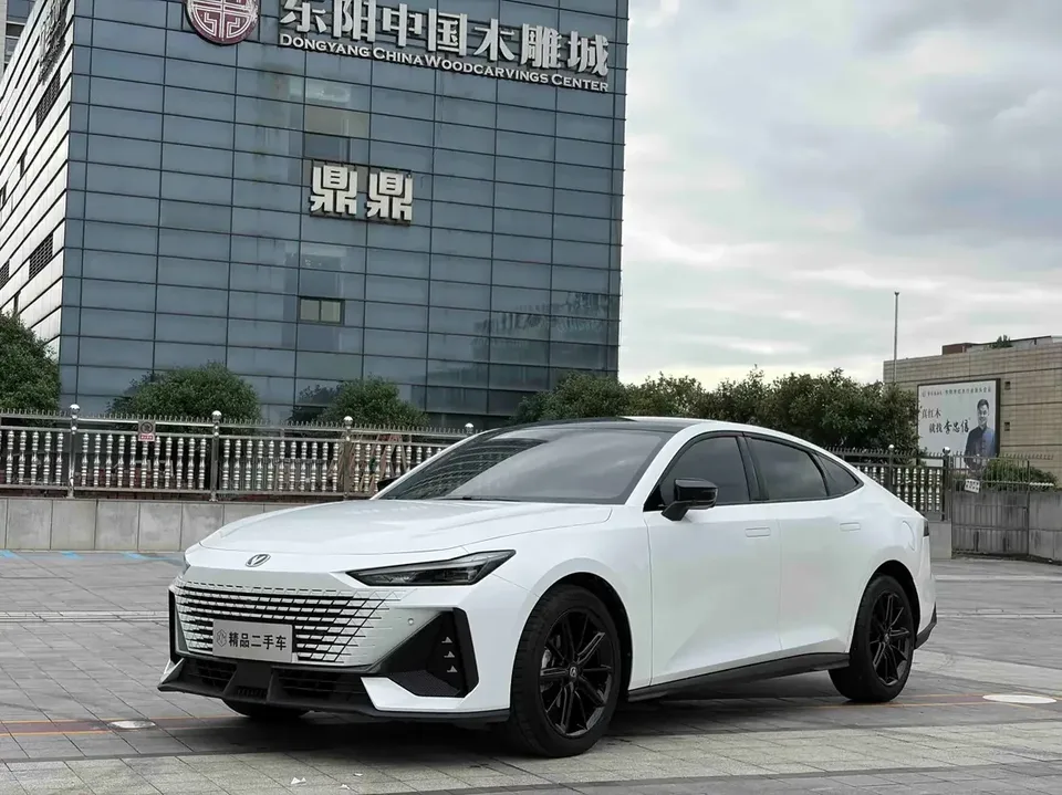 Changan UNI-V Changan UNI-V 2024 1.5T Premium 2024 — photo 1, buy with delivery to Moscow