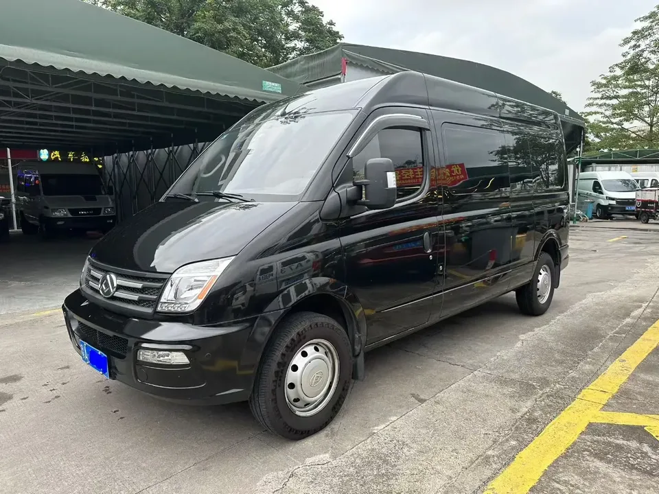 Datong Xintu V80 Xintu V80 2023 PLUS 2.0T AMT Business Traveler Long Axis Mid-Top 9 Seaters (3 Rows) 2023 — photo 1, buy with delivery to Moscow