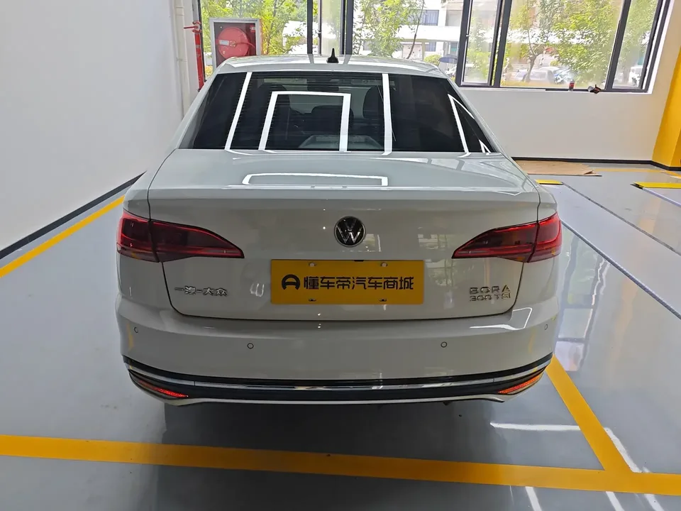 Volkswagen Bora Bora 2023 300TSI DSG Premium Edition 2024 — thumbnail 2