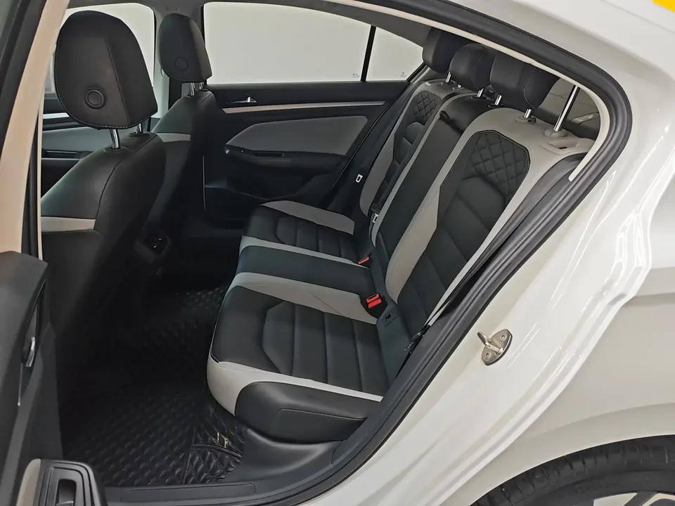Volkswagen Bora Bora 2023 300TSI DSG Premium Edition 2024 — thumbnail 3