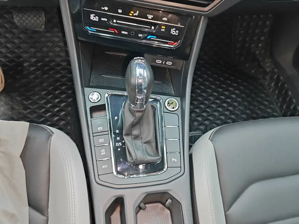 Volkswagen Bora Bora 2023 300TSI DSG Premium Edition 2024 — thumbnail 4