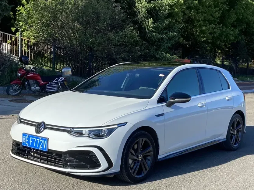Volkswagen Golf golf 2021 280TSI DSG R-Line 2022 — фото 1, купить с доставкой в Москву