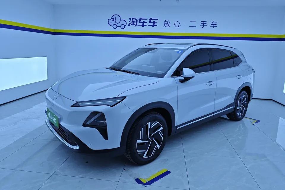 Wuling Starlight S PHEV Wuling Starlight S PHEV 2024 130km Flagship 2024 — photo 1, buy with delivery to Moscow