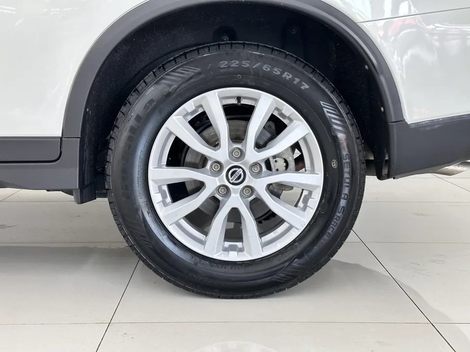 Nissan X-Trail Qijun 2023 Classic Edition 2.0L 2WD Smart Comfort Edition 2024 — thumbnail 3