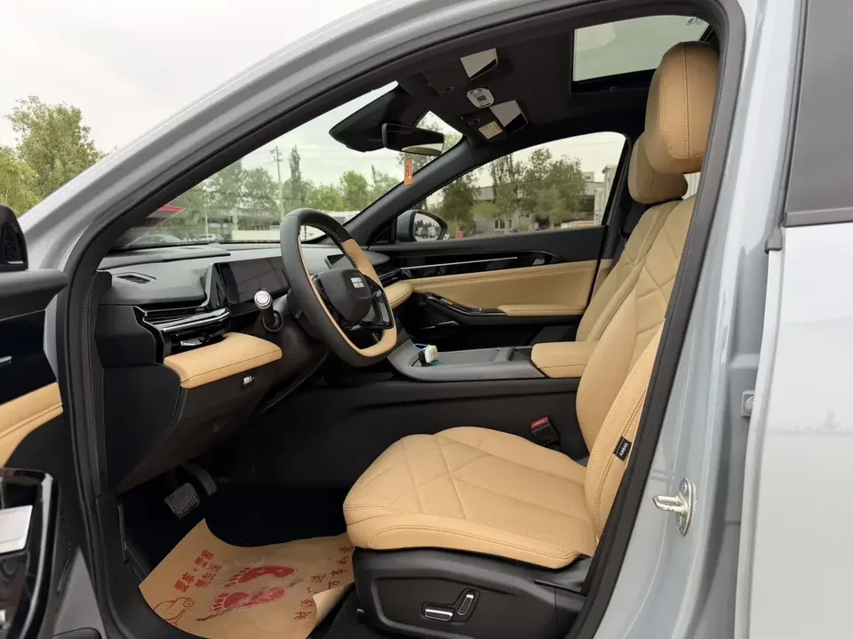 Geely Galaxy L6 Galaxy L6 2024 Longteng version 1.5T DHT 125km PLUS 2024 — thumbnail 3