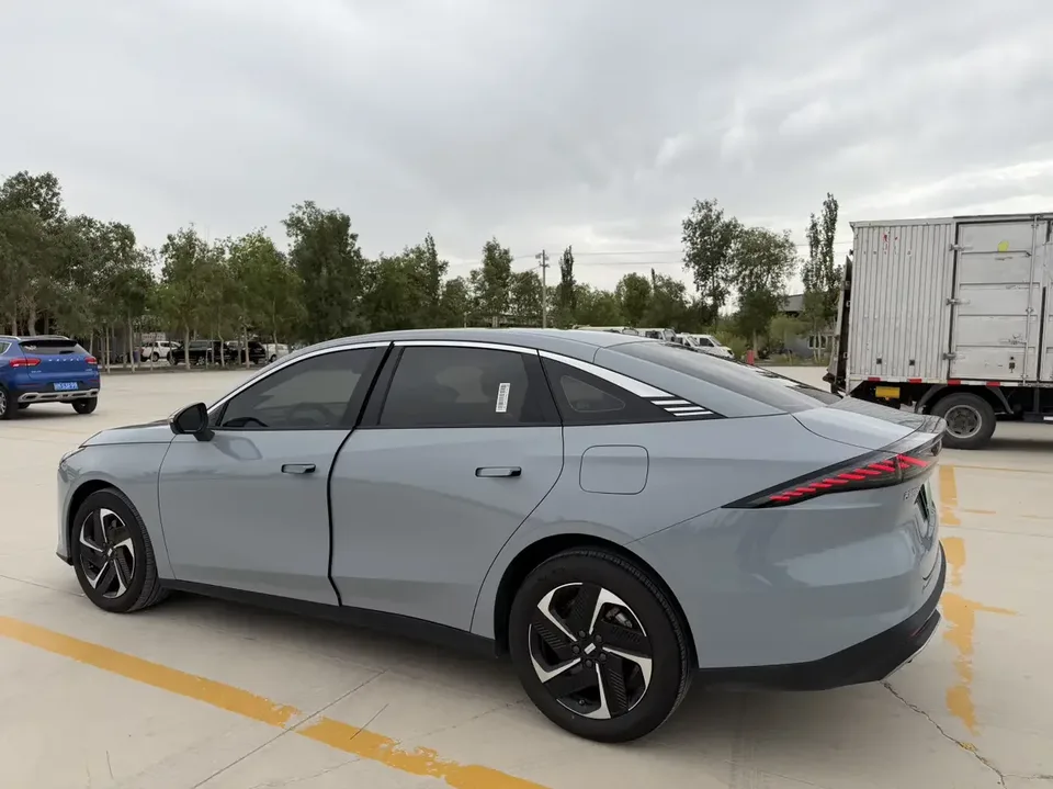 Geely Galaxy L6 Galaxy L6 2024 Longteng version 1.5T DHT 125km PLUS 2024 — thumbnail 4