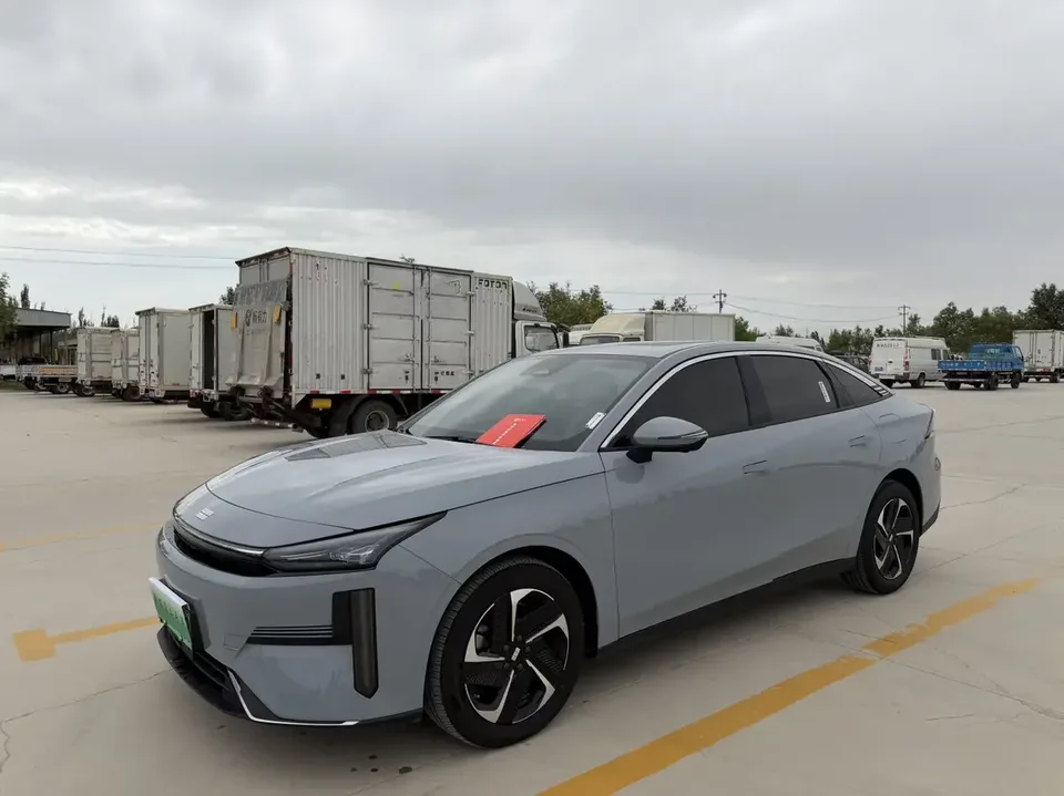 Geely Galaxy L6 Galaxy L6 2024 Longteng version 1.5T DHT 125km PLUS 2024 — photo 1, buy with delivery to Moscow