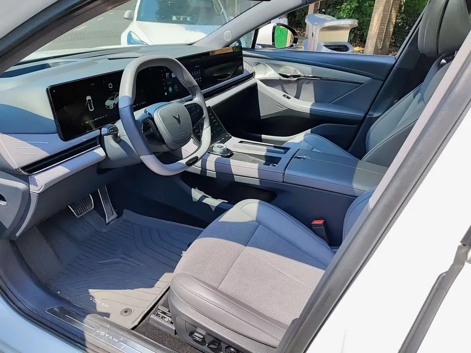 Voyah Passion PHEV Lantu light chasing PHEV 2024 Ultra-long-range 4WD flagship version 2024 — thumbnail 3