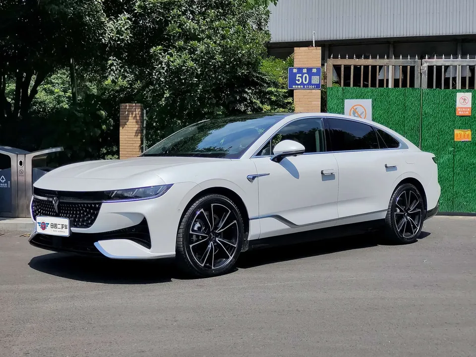 Voyah Passion PHEV Lantu light chasing PHEV 2024 Ultra-long-range 4WD flagship version 2024 — photo 1, buy with delivery to Moscow