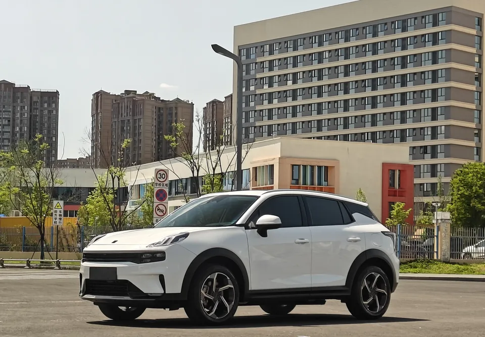 Lynk & Co 06 EM-P Lynk & Co 06 EM-P 2023 PHEV Remix Pro 2023 — photo 1, buy with delivery to Moscow