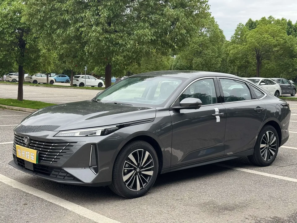 Changan Eado PHEV Eado PHEV 2025 Smart New Blue Whale 145KM Battleship Edition 2026 — photo 1, buy with delivery to Moscow
