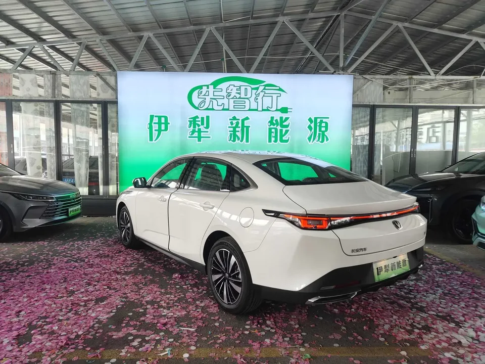 Changan Eado PHEV Eado PHEV 2025 Smart New Blue Whale 145KM Battleship Edition 2026 — миниатюра 4