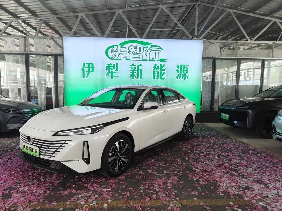 Changan Eado PHEV Eado PHEV 2025 Smart New Blue Whale 145KM Battleship Edition 2026 — photo 1, buy with delivery to Moscow
