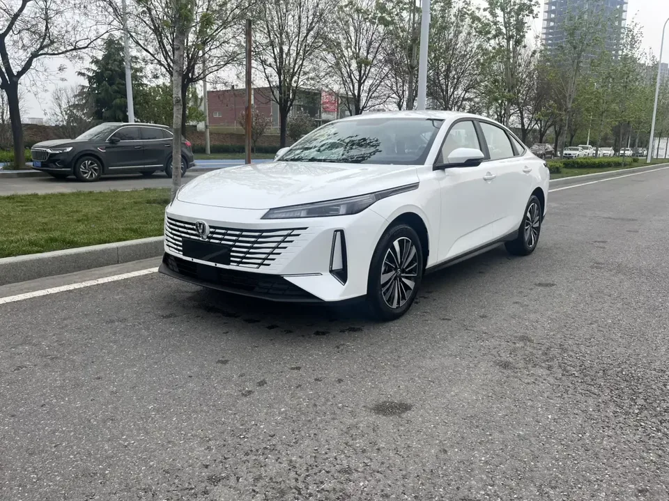 Changan Eado PHEV Eado PHEV 2025 Smart New Blue Whale 145KM High Energy Edition 2026 — photo 1, buy with delivery to Moscow