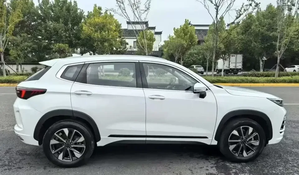 Exeed Xingtu Zhuifeng C-DM Xingtu Zhuifeng C-DM 2022 1.5TCI-DHT 105KM Riding on the Wind Edition 2023 — thumbnail 2