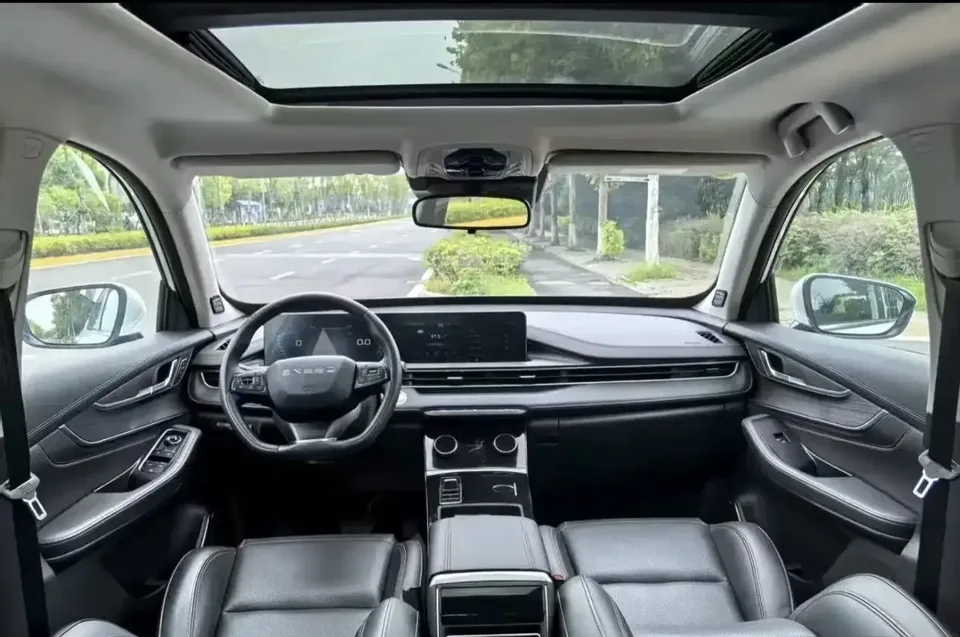 Exeed Xingtu Zhuifeng C-DM Xingtu Zhuifeng C-DM 2022 1.5TCI-DHT 105KM Riding on the Wind Edition 2023 — thumbnail 3