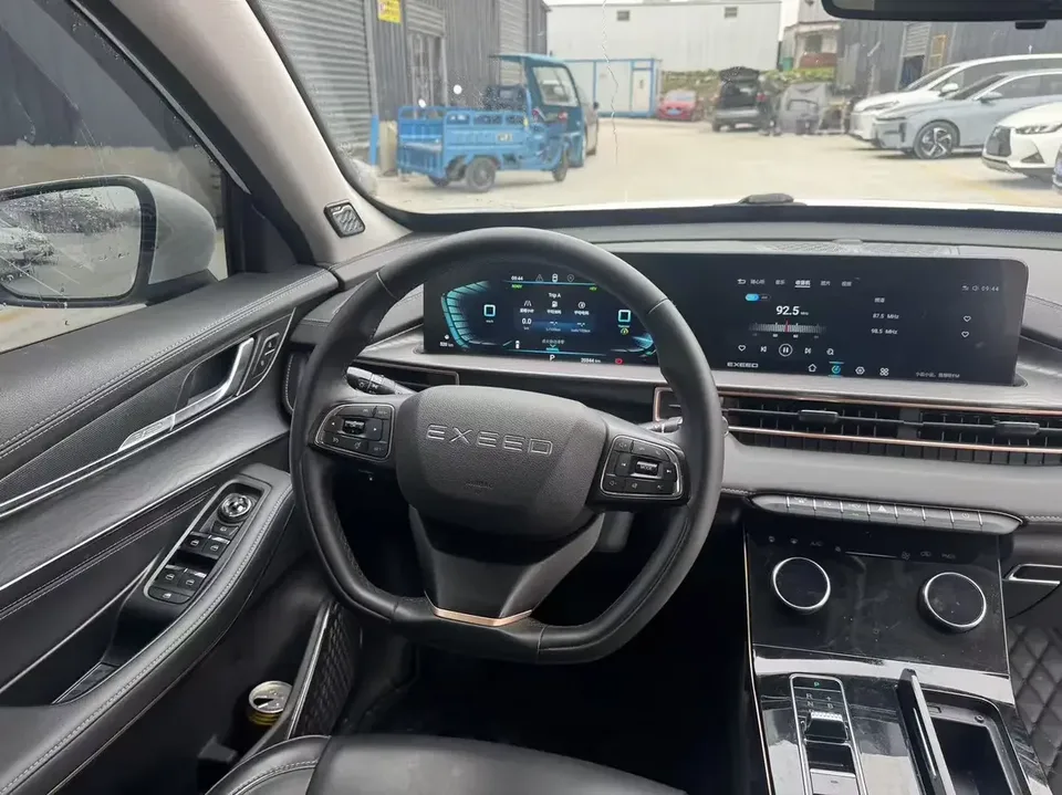 Exeed Xingtu Zhuifeng C-DM Xingtu Zhuifeng C-DM 2022 1.5TCI-DHT 105KM Riding on the Wind Edition 2023 — thumbnail 3