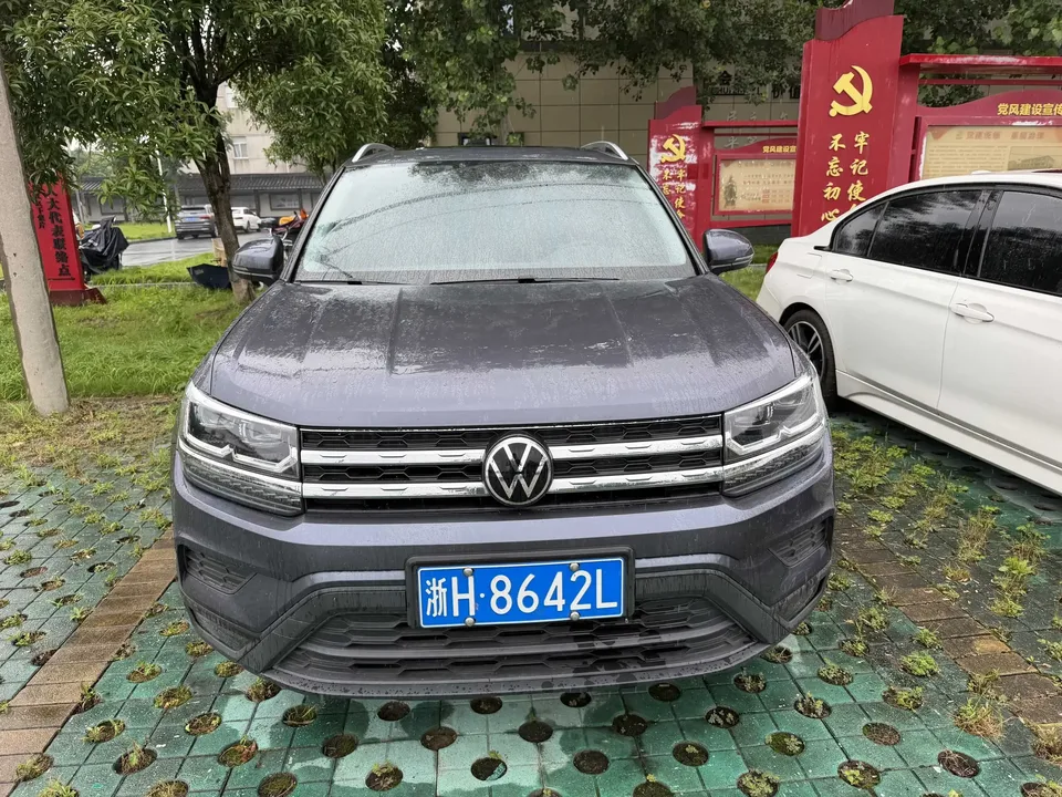 Volkswagen Tharu tuyue 2022 280TSI 2WD Deluxe Edition 2022 — photo 1, buy with delivery to Moscow