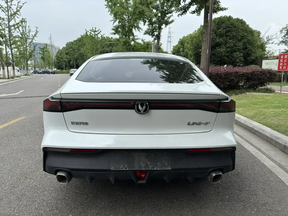 Changan UNI-V Changan UNI-V 2022 1.5T Premium 2022 — миниатюра 2