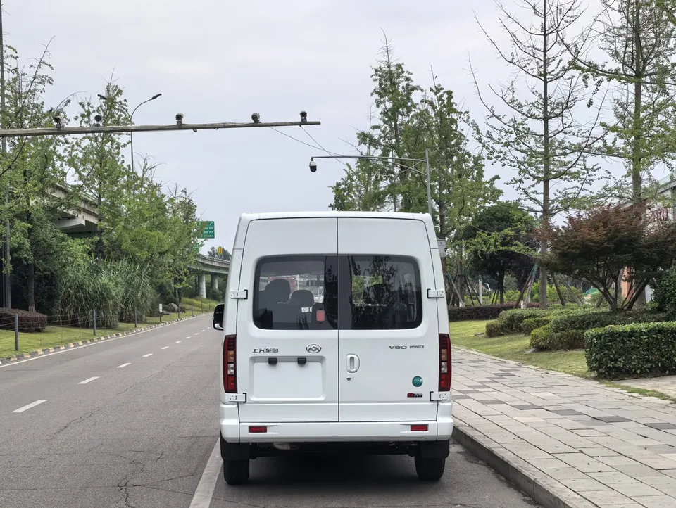 Datong Xintu V80 Xintu V80 2025 PRO 2.0T 9AT Aoyuntong long axis mid-top 147Ps 6-9 seats 2025 — миниатюра 2