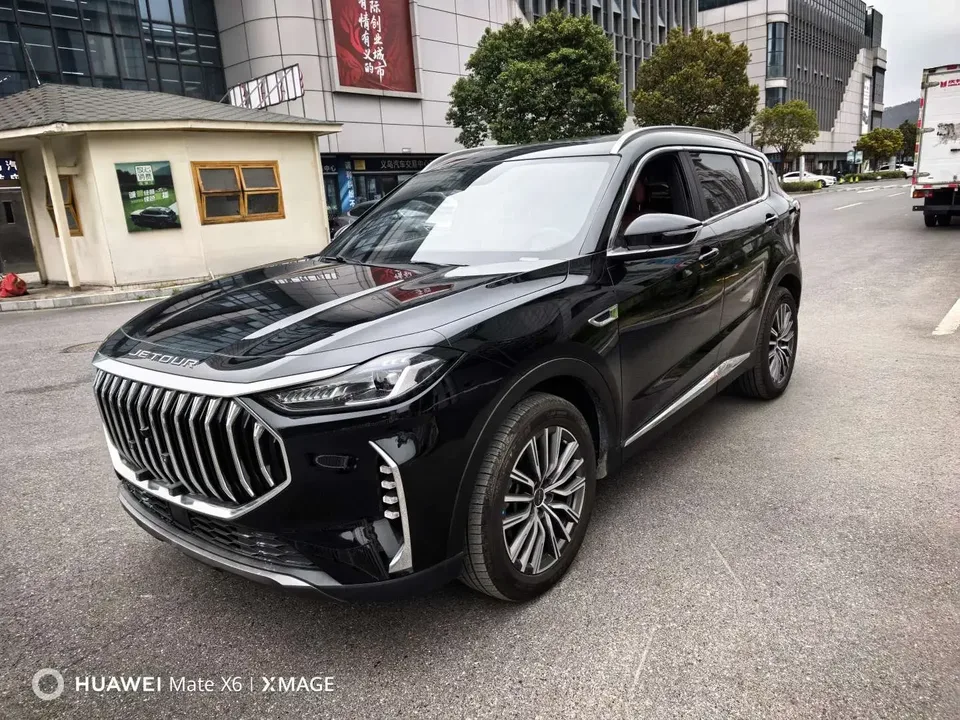 Jetour Jietu X70 PLUS Jietu X70 PLUS 2024 Champion Edition 1.5T DCT Champion PRO 7 Seaters 2025 — photo 1, buy with delivery to Moscow