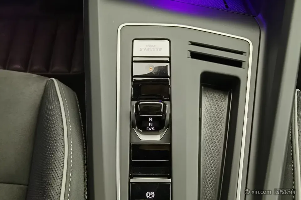 Volkswagen Golf golf 2023 280TSI DSG R-Line facelift 2024 — thumbnail 3