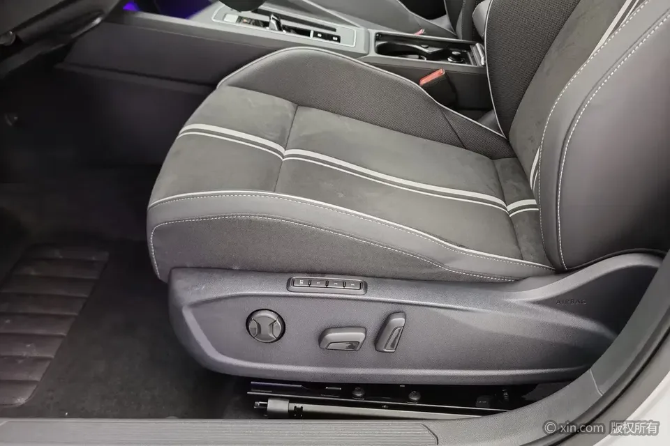 Volkswagen Golf golf 2023 280TSI DSG R-Line facelift 2024 — thumbnail 5