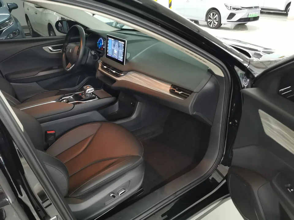 Hongqi E-QM5 Hongqi E-QM5 2023 560KM PLUS version 140kW 2023 — миниатюра 3