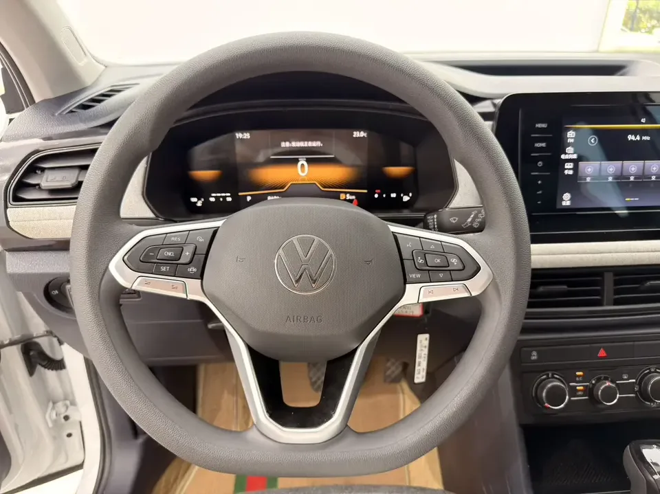 Volkswagen Tharu tuyue 2025 New 1.5L Ruijin Edition 2025 — thumbnail 4