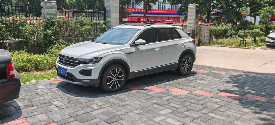 Volkswagen T-Roc TANG 2021 280TSI DSG 2WD Comfort Smart Edition 2022 — photo 1, buy with delivery to Moscow