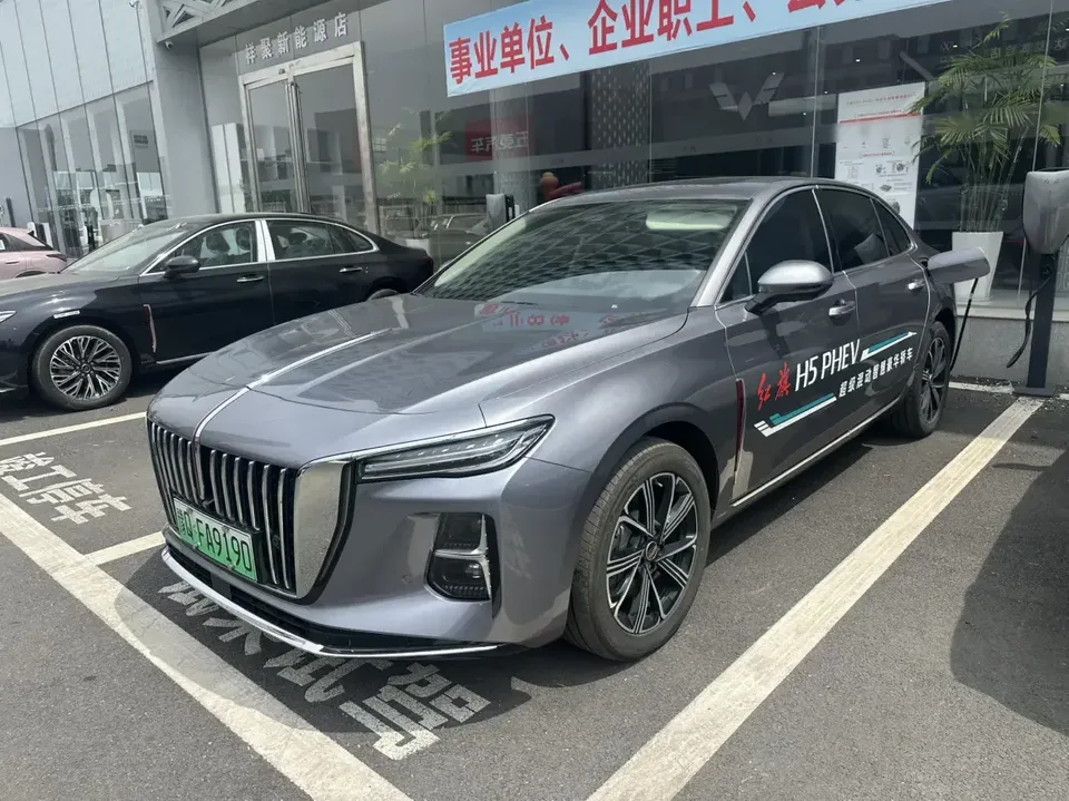 Hongqi H5 PHEV Hongqi H5 PHEV 2025 170 Super Mixed Version 2025 — photo 1, buy with delivery to Moscow